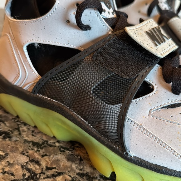 Nike air trainer huarache premium 647591 Shoes - Black and Yellow EUC 10.5 - Picture 13 of 16